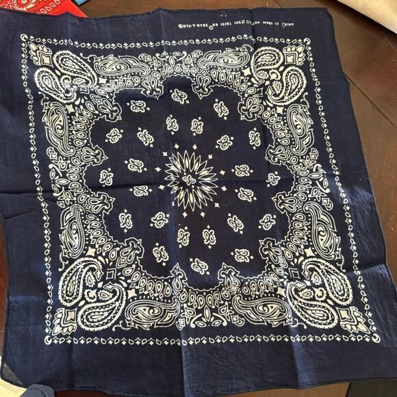 Bundle of 6 Vintage and Patriotic Bandanas - Various Designs - Picture 2 of 7